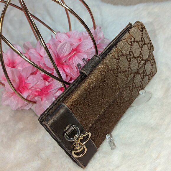 Gucci Hombre Shimmery Wallet with Charms - Picture 14 of 14